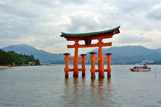 Hiroshima and Miyajima Day Trip with Itsukushima Shrine & Ferry - Hiroshima Peace Memorial Park: what you’ll see and the time tradeoff