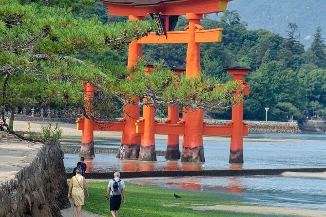 Hiroshima and Miyajima Private Guided Tour - Itsukushima Shrine and the floating torii area: how to enjoy it without rushing