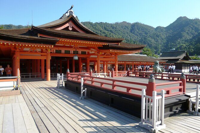 Peaceful Hiroshima & Miyajima UNESCO 1 Day Bus Tour - The castle stop built in 1589: a quick pause before heavy history